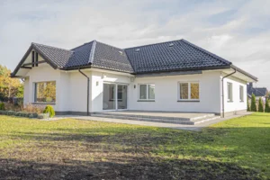 okna sonarol realizacja 01 dom parterowy biale okna