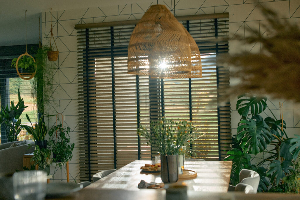 Żaluzje drewniane ANWIS w salonie z kuchnią