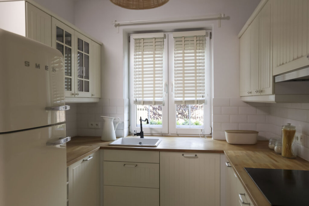 Żaluzje Faux Wood ANWIS w kuchni