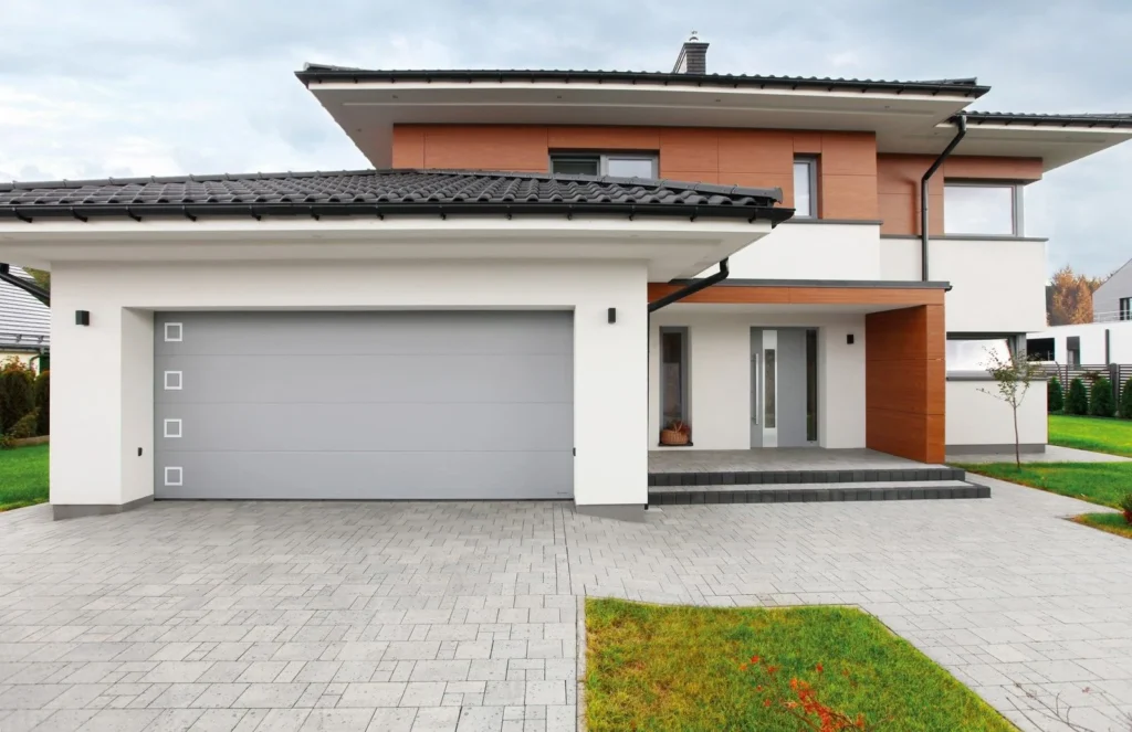 Szara brama WIŚNIOWSKI PRIME w domu z balkonem